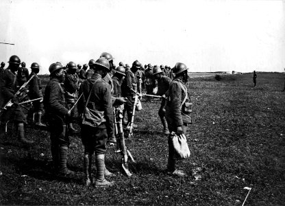 African American troops camp in France. Machine gun instruction. - NARA - 533600