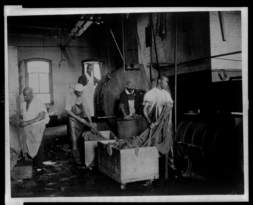 African American workers doing laundry at the Bureau of Engraving & Printing LCCN2006692523