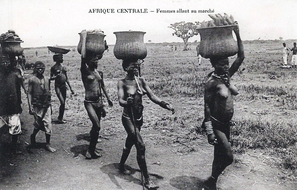 Afrique Centrale-Femmes allant au marché