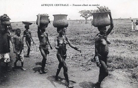 Afrique Centrale-Femmes allant au marché photo