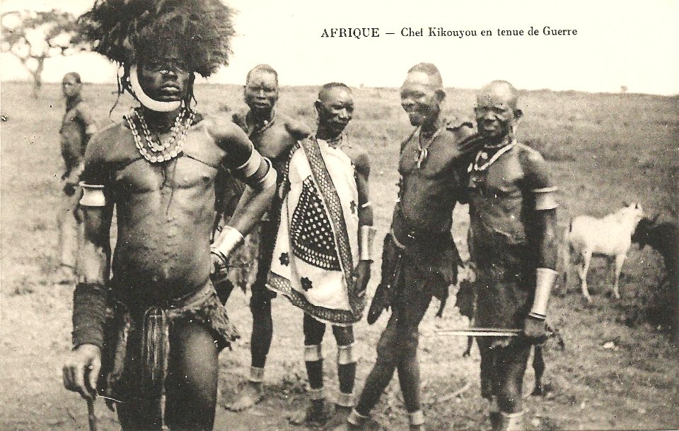 Afrique-Chef Kikouyou en tenue de guerre