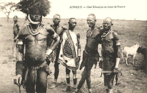 Afrique-Chef Kikouyou en tenue de guerre