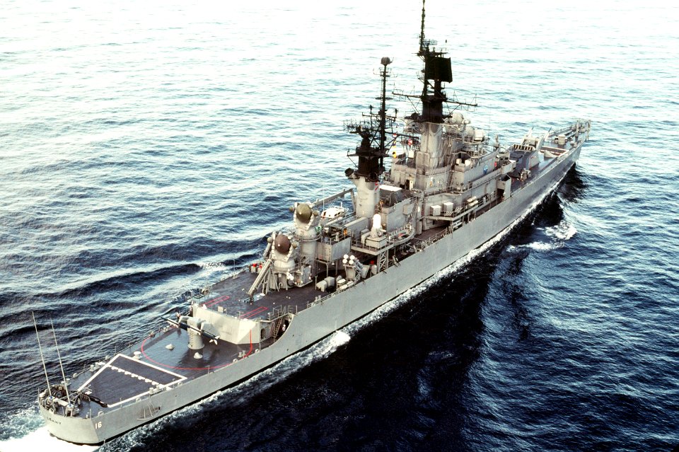 Aft view of USS Leahy (CG-16) underway at sea on 17 January 1983 (6408652)