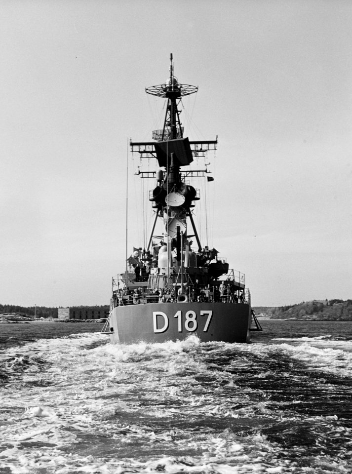 Aft view of German destroyer Rommel (D187) off Bath, Maine (USA), on 1 April 1970