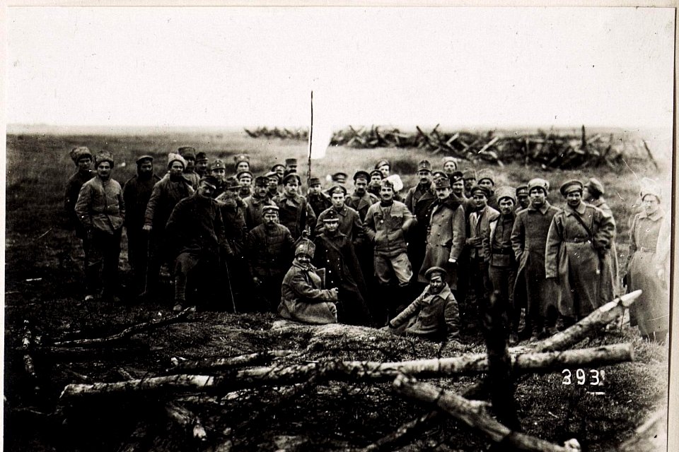 After the announcement of the ceasefire, with white flags raised; (BildID 4816509)