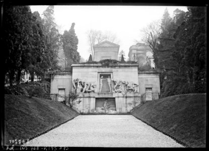 Agence Rol - Monument aux morts au Père Lachaise 01