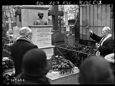 Agence Rol - Mgr Baudrillart bénit le monument à l'abbé Rousselot