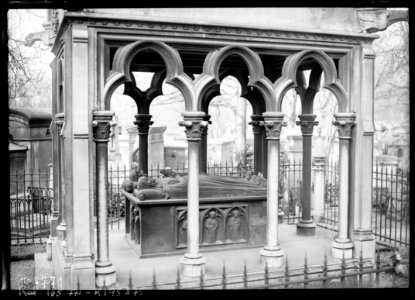 Agence Rol - Tombeau d'Héloïse et Abélard au Père Lachaise 03