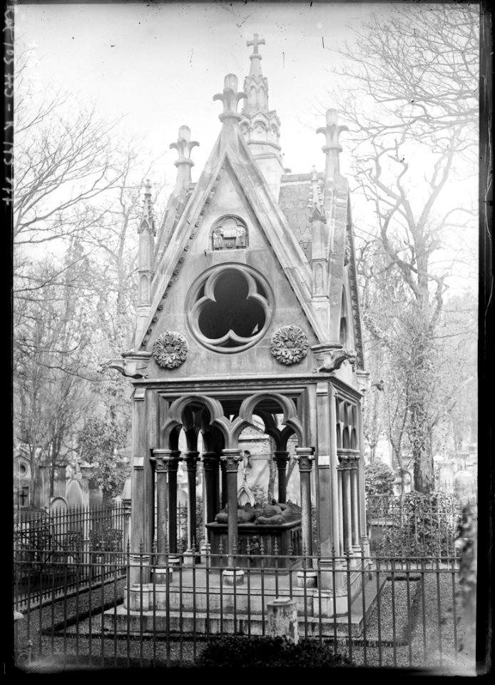 Agence Rol - Tombeau d'Héloïse et Abélard au Père Lachaise 02
