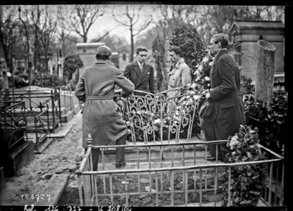 Agence Rol - manifestation des étudiants de l'Action française au cimetière du Père-Lachaise