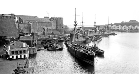 Agence Rol - 1911 - Brest, le vieux château et la rade btv1b53111535h