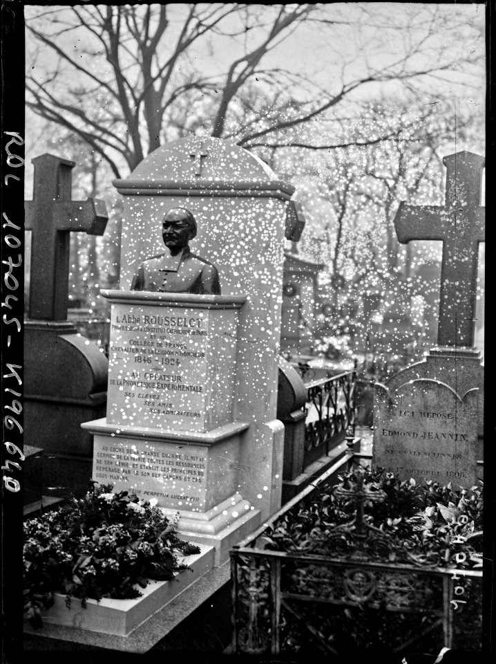 Agence Rol - le monument à l'abbé Rousselot