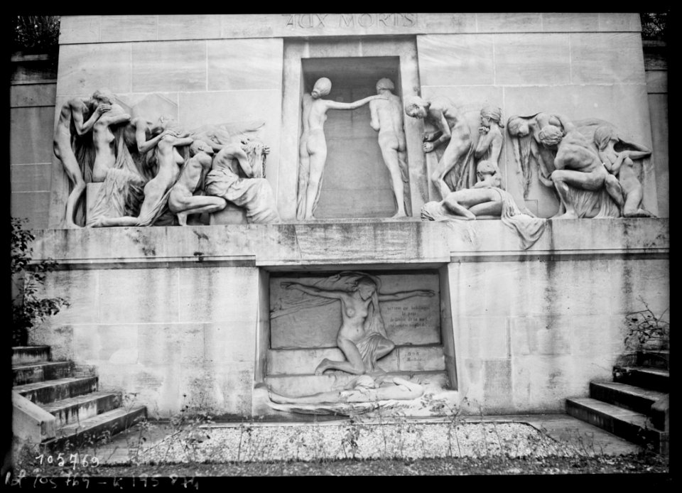 Agence Rol - Monument aux morts au Père Lachaise 02