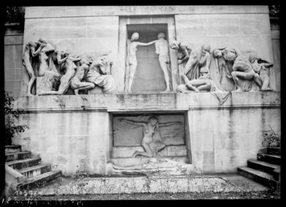 Agence Rol - Monument aux morts au Père Lachaise 02