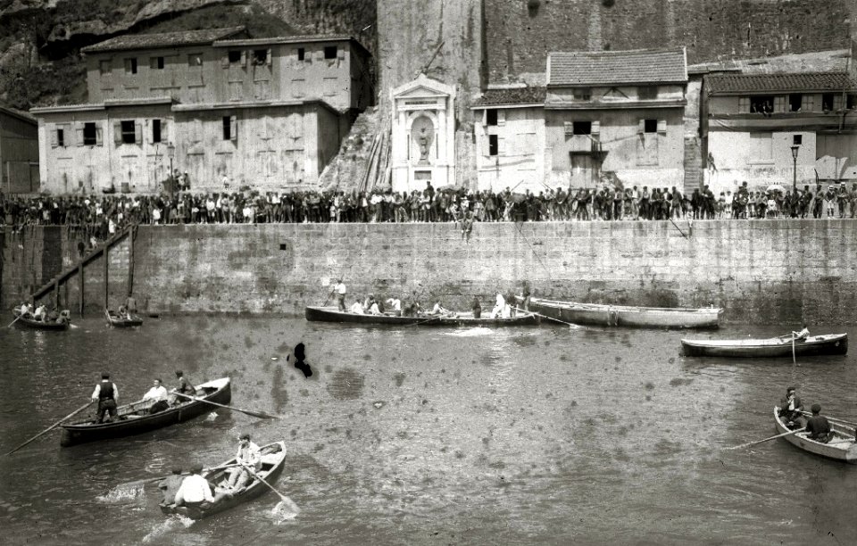 Aglomeración de gente mirando una embarcación a la altura del monumento a Mari en el puerto de San Sebastián (1 de 1) - Fondo Car-Kutxa Fototeka