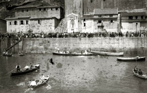 Aglomeración de gente mirando una embarcación a la altura del monumento a Mari en el puerto de San Sebastián (1 de 1) - Fondo Car-Kutxa Fototeka