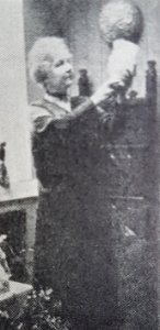 Agnes de Frumerie i sin atelje