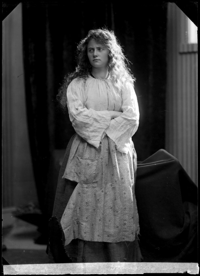 Agnes Spångberg in Syrsan at Dramatiska teatern 1907 - SMV - NS055