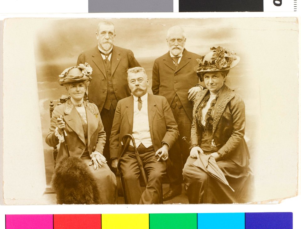 Agnes Ortt van Schonauwen-Backer, H.J. Ortt van Schonauwen, Johan Ferdinand Backer, Jan Arend Hoeufft en Cornelia Henrietta Hoeufft-Backer in Scheveningen op 14 juli 1914, objectnr FB 50
