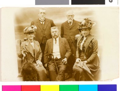 Agnes Ortt van Schonauwen-Backer, H.J. Ortt van Schonauwen, Johan Ferdinand Backer, Jan Arend Hoeufft en Cornelia Henrietta Hoeufft-Backer in Scheveningen op 14 juli 1914, objectnr FB 50