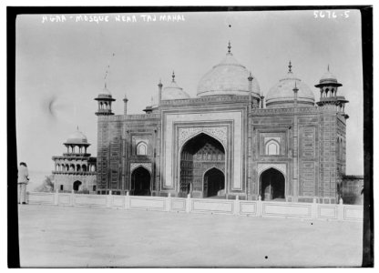Agra - Mosque near Taj Mahal LCCN2014714082