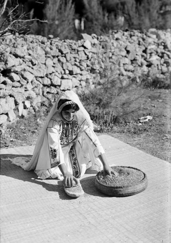 Agriculture, etc. Primitive methods of rubbing and grinding wheat. 'Rubbing' grain. Showing the primitive method LOC matpc.02973 (cropped)