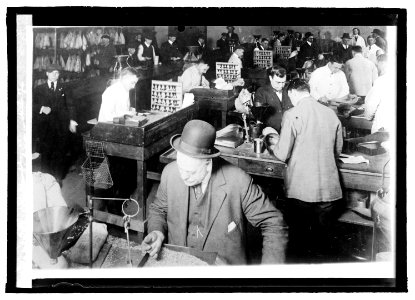 Agrl. Dept. grading samples in grain inspecting ofc. LCCN2016821958