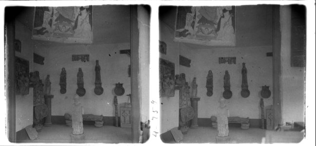 Agrupació de Mares de Déu a l ' interior del museu diocesà de Solsona
