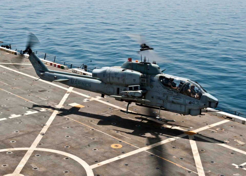 AH-1W Cobra lands aboard USS New York 120717-N-XK513-067
