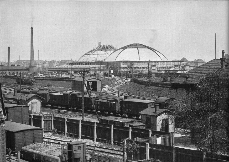 AHW Blick ueber Vorgelaende Bayrischen Bhf auf Grossmarkthalle Leipzig 21 5 1929