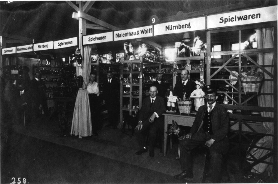 AHW Messestand Puppenhersteller Messehaus Drei Koenige Leipzig 1918
