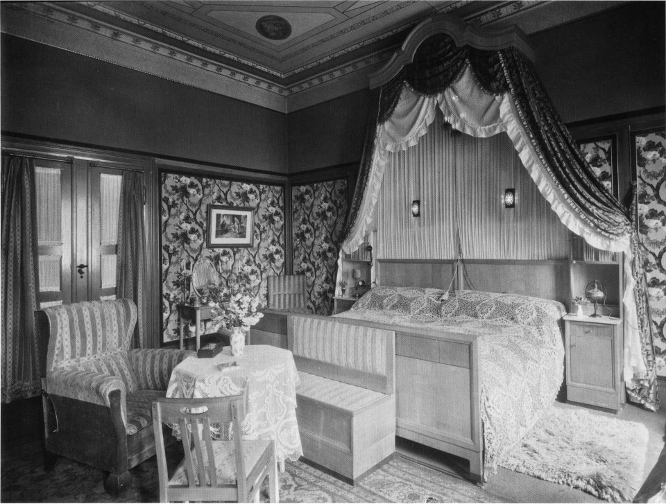 AHW Schlafzimmer mit Baldachin