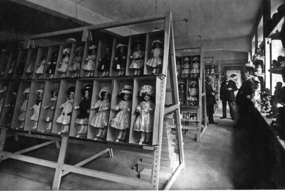 AHW Messestand Puppenhersteller Messehaus Drei Koenige Leipzig 1918-1