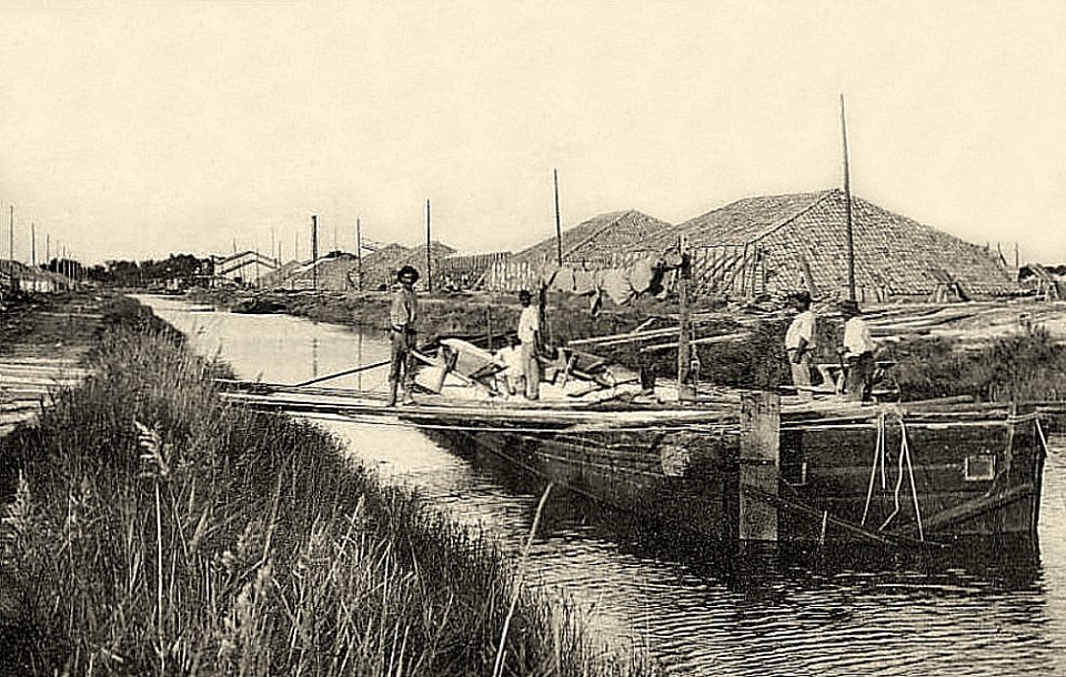 Aigues-Morrtes chargement des péniches en sel