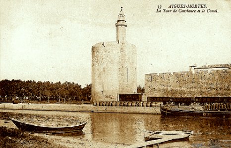 Aigues-Mortes Le port et la Tour de Constance
