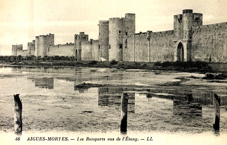 Aigues-Mortes Remparts vus de l'étang