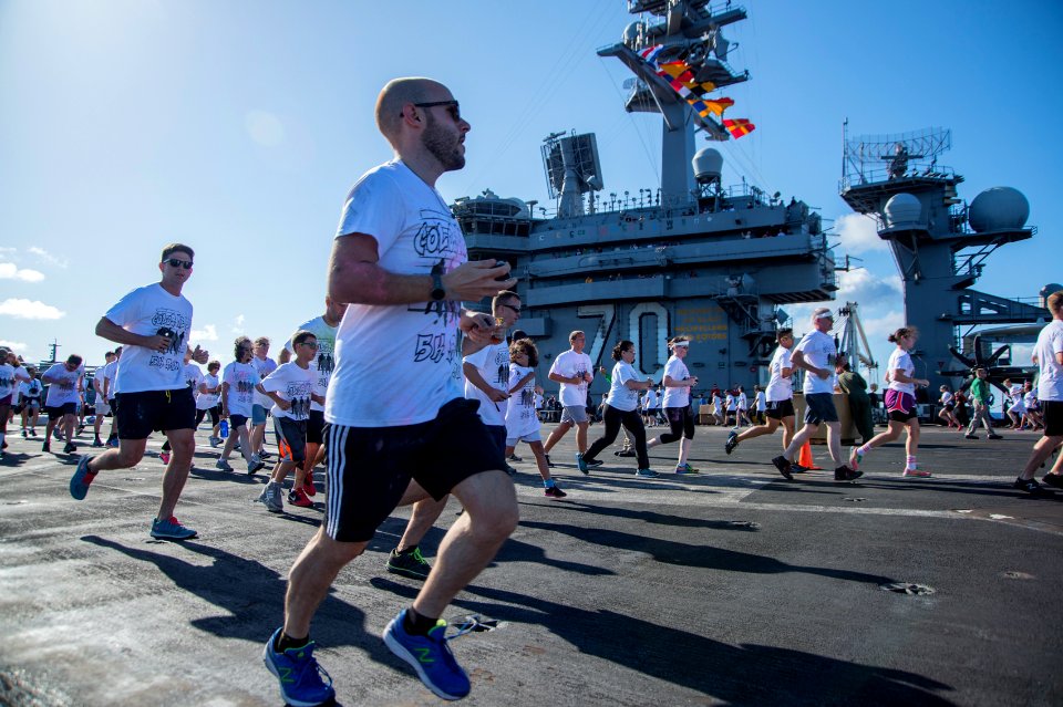 Ailors and tiger cruise participants run aboard USS Carl Vinson. (18424862791)