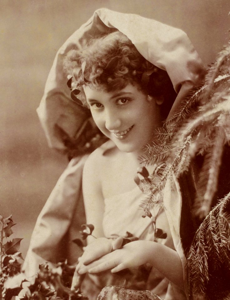 Aimée Campton, btv1b8596946r-p015 (cropped)