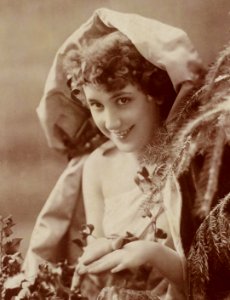 Aimée Campton, btv1b8596946r-p015 (cropped)