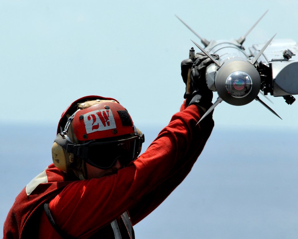 AIM-9X-F18E 080414-N-7981E-106