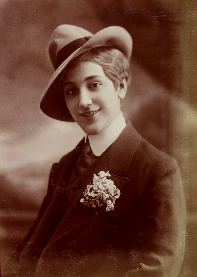 Aimée Campton, btv1b8596943h-p026, 6