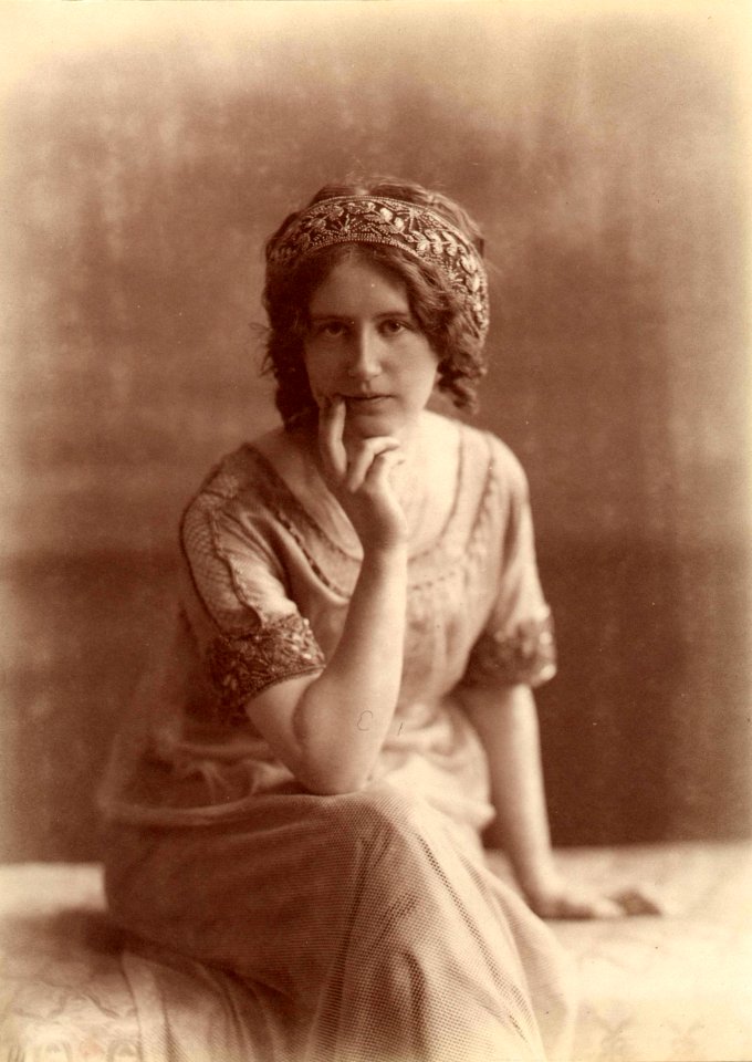 Aina Masolle cirka 1910-1911 av Ferdinand Flodin
