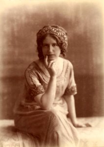 Aina Masolle cirka 1910-1911 av Ferdinand Flodin