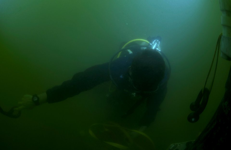 AIMS dive operation 121023-N-GG400-002