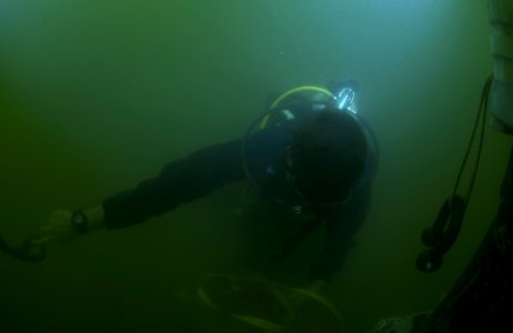AIMS dive operation 121023-N-GG400-002