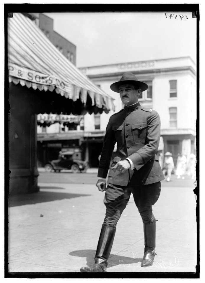 AIR MAIL. INAUGURATION OF SERVICE, POLO FIELD. CAPT. LIPSNER. SNAP LCCN2016869415