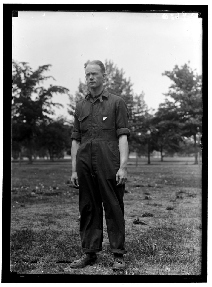 AIR MAIL. INAUGURATION OF SERVICE, POLO FIELD. SGT. WATERS OF SIGNAL CORPS HELPING ON AIR MAIL LCCN2016869178