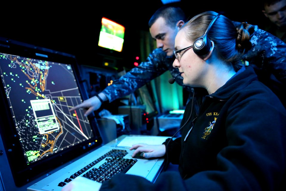 Air traffic controllers aboard USS Kearsarge. (8413079807)