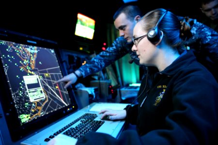 Air traffic controllers aboard USS Kearsarge. (8413079807)