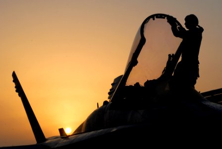 Aircraft work aboard the USS Ronald Reagan DVIDS122205